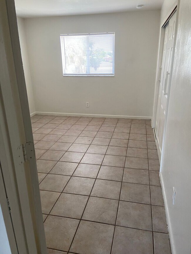 Building Photo - 2 Bedrooms 1 Bath Duplex