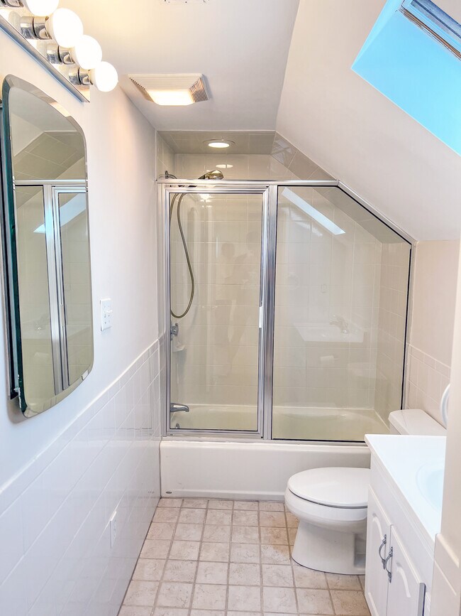 Bathroom - 529 Hildreth St