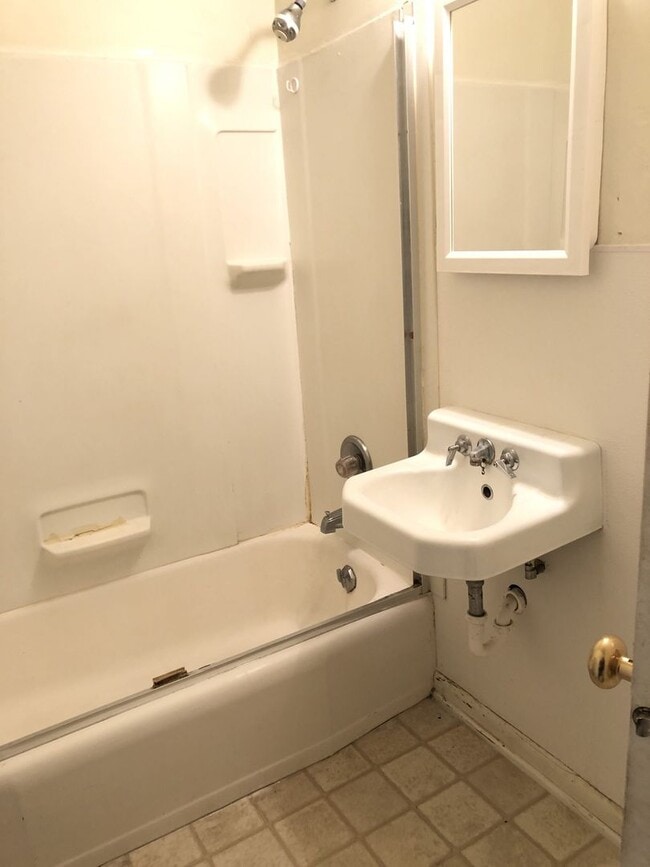 Building Photo - 619 Bowery St