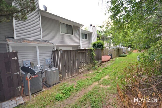 Building Photo - 7223 Sandy Creek Dr