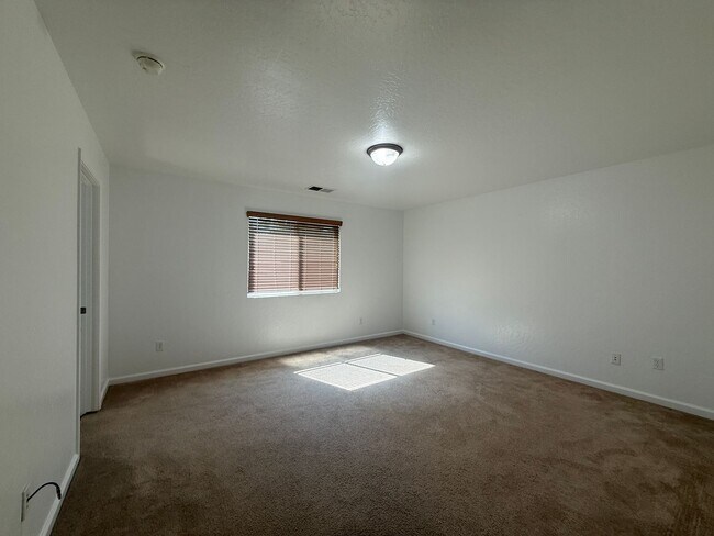 Building Photo - 3-bedrooms and two bathrooms home located in Visalia, CA