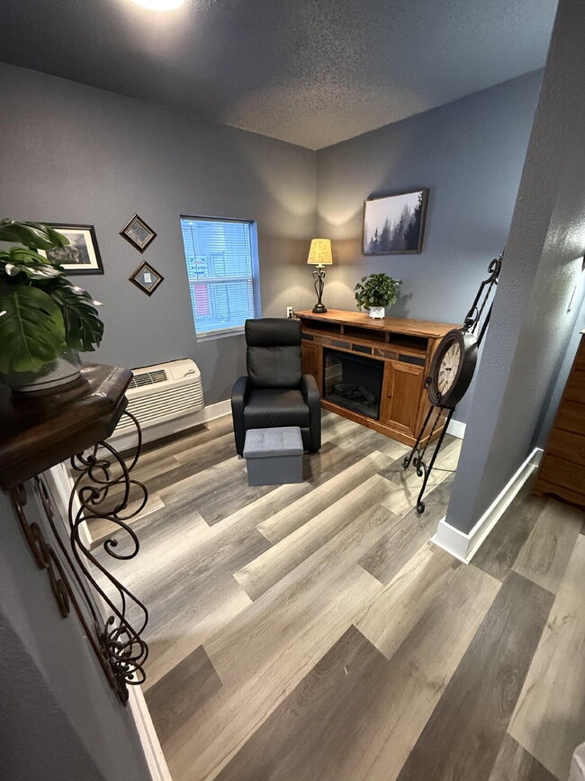 Building Photo - 208 6th Ave SW