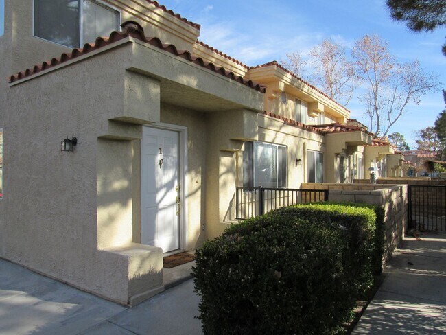 Building Photo - (APPLICATION PENDING) Townhouse in gated c...