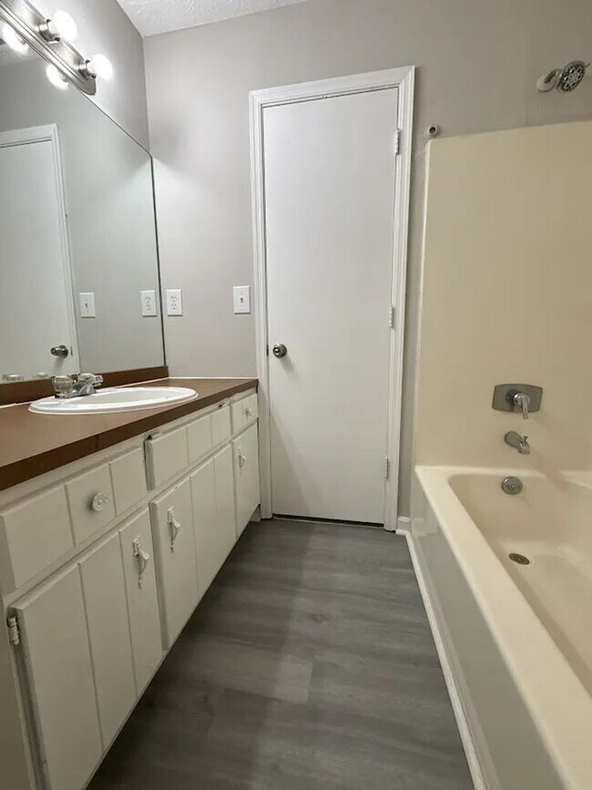 Building Photo - 2870 Lakemont Dr SW