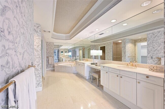 Building Photo - 8665 Bay Colony Dr