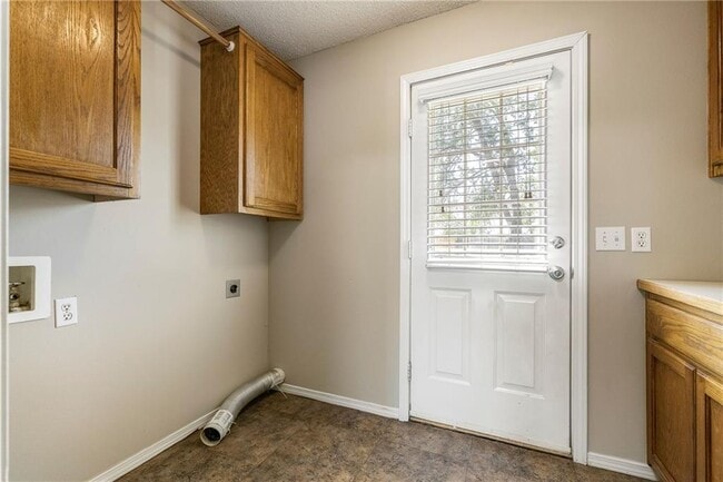 Building Photo - 2502 Parkcrest Dr