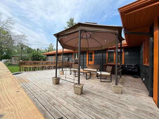 Building Photo - Beautiful 4 bed 2.5 Bath Bloomington SF Ho...
