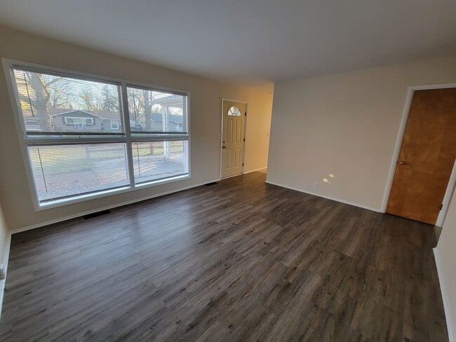 Building Photo - 4 bed, 2 bath, 2 car garage