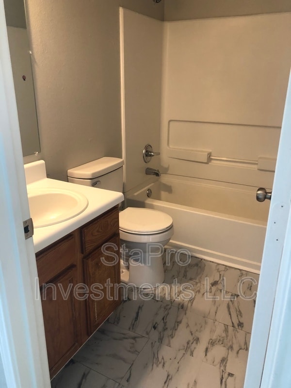 Building Photo - 164 Village Pl