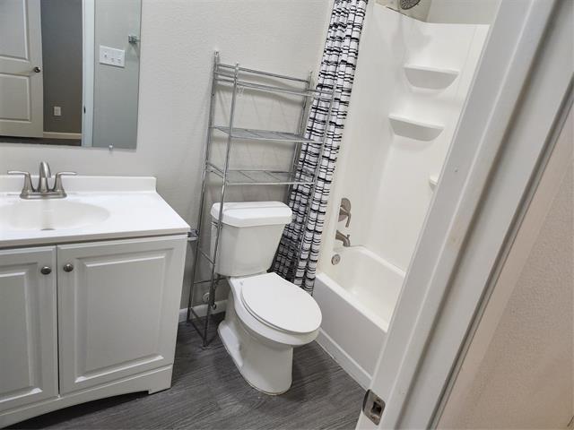 Building Photo - 511 Oakwood Ln