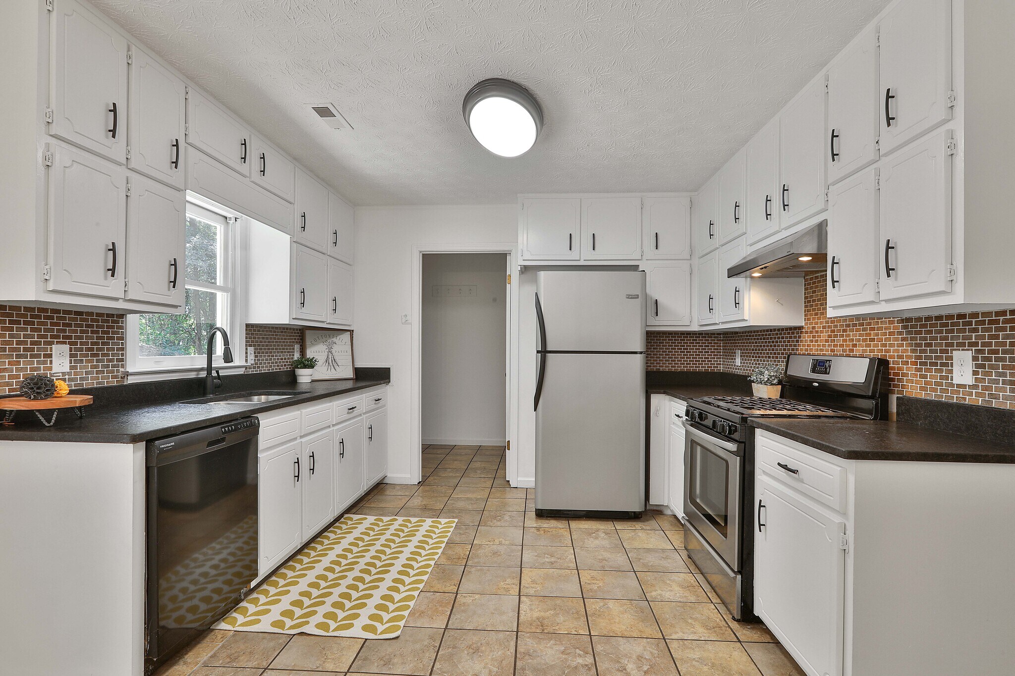 Kitchen/ Laundry/ Pantry - 37 Seven Pines Cir