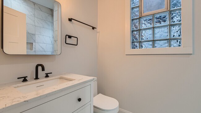 Building Photo - 4053 N Greenview Ave