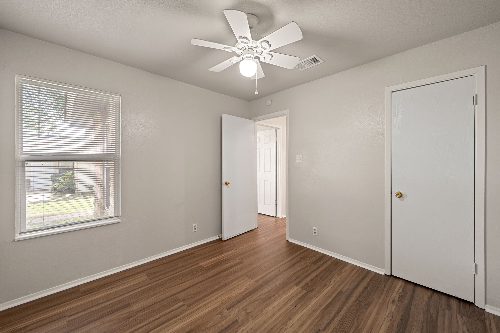 Building Photo - 703 Country Aire Dr