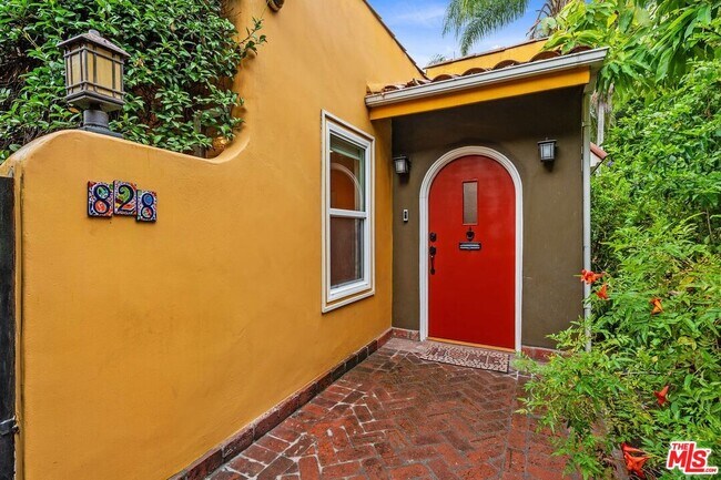 Building Photo - 828 N Crescent Heights Blvd