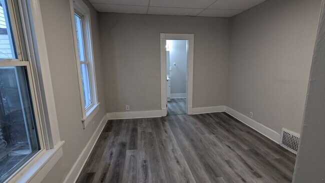 Building Photo - Charming 3-bedroom, 1.5-bathroom house loc...