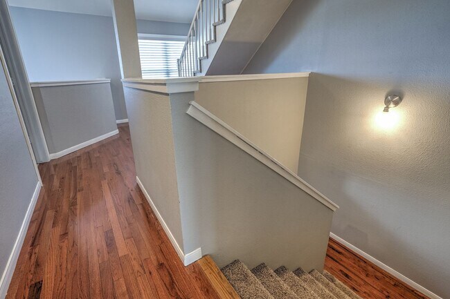 Building Photo - Beautiful 2+ Bedroom, 4 Level Townhome Wit...