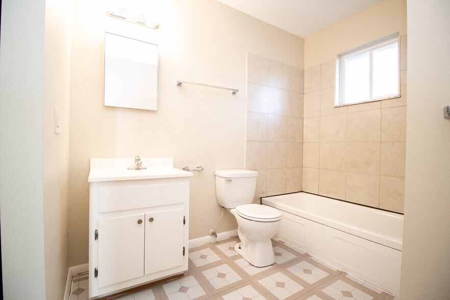 Building Photo - 1597 Walbridge Ave