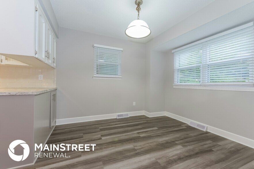 Building Photo - 501 SW Shamrock Pl