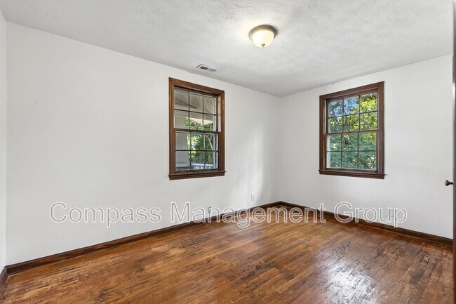 Building Photo - 5501 Lake Shore Dr