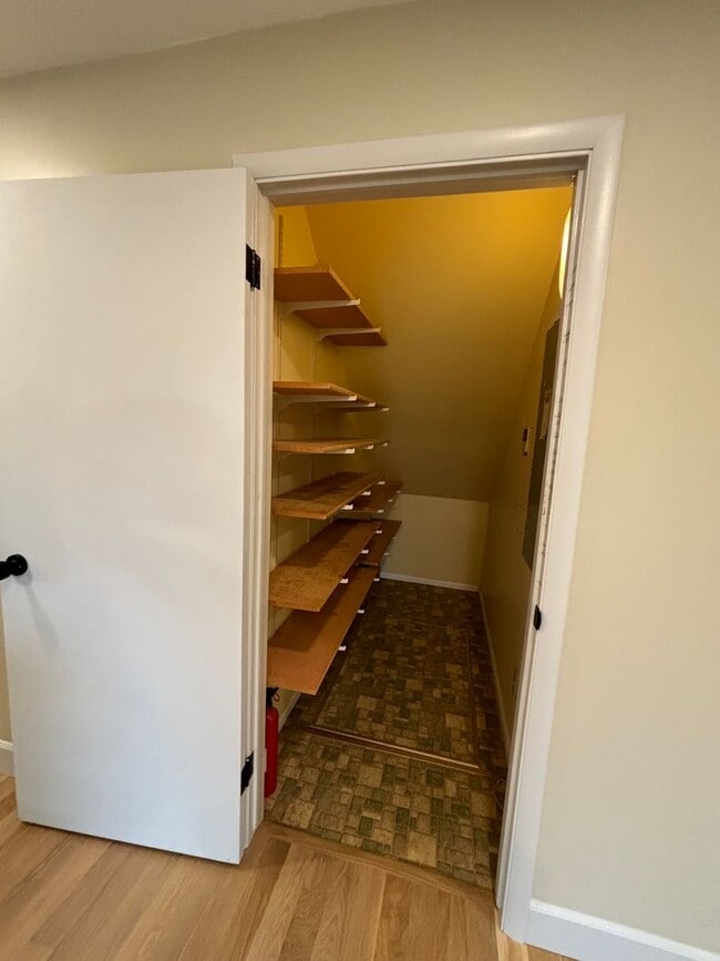 Building Photo - Spacious 4BR, 2.5BA home on 1.3 acres in Orchard Homes