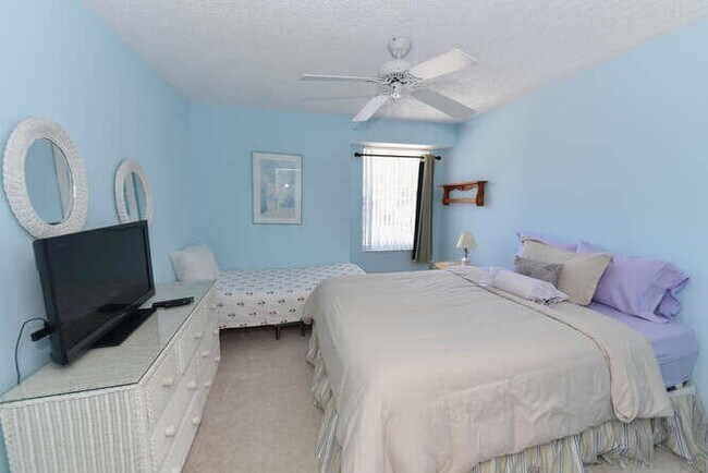 Building Photo - 4105 Fairway Dr N