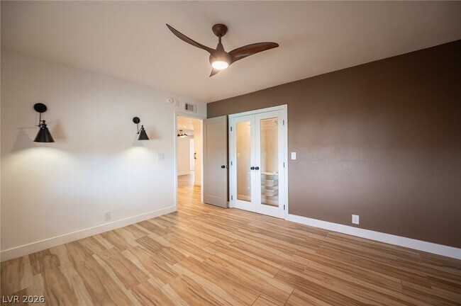 Building Photo - 330 E Country Club Dr