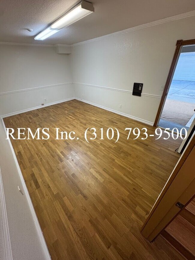 Building Photo - Spacious Townhome with Garage & Laundry in...