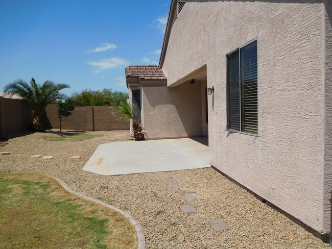 Building Photo - Lovely Single level with 4 Bed ,2 Bath and 3 Car Garage!