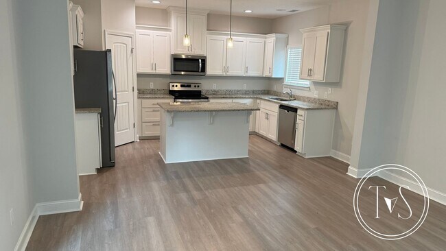 Building Photo - RATE DROP ALERT (was $2500/month) and MOVE-IN SPECIAL: $500 OFF 1ST MONTH'S RENT!**