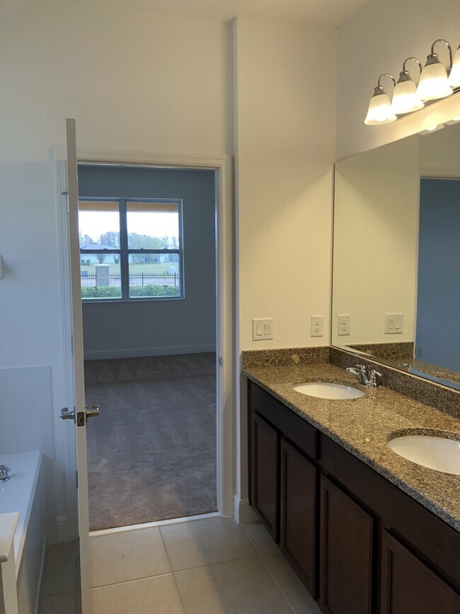 Building Photo - 4 BED HOME LOCATED IN WINTER GARDEN!