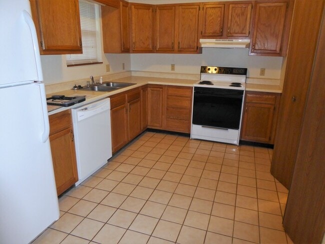 Building Photo - Pets Welcome! 2 Bedroom Brick Duplex in Ea...