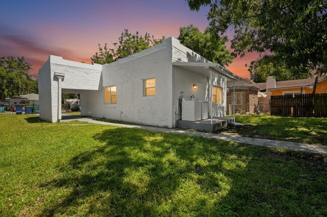 Building Photo - Charming 3-Bedroom Home in Miami - Comfortable Living in a Prime Location