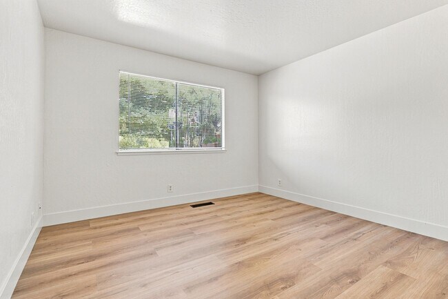 Building Photo - 224 Green Meadow Dr