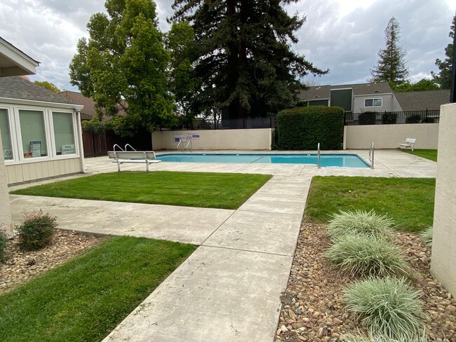 Building Photo - Tastefully Renovated Townhouse Available t...
