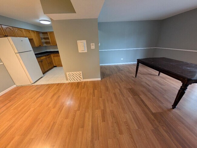 Building Photo - 5858 W 87th St