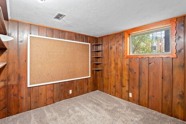 Building Photo - 4+ bed 2 bath available center of campus v...