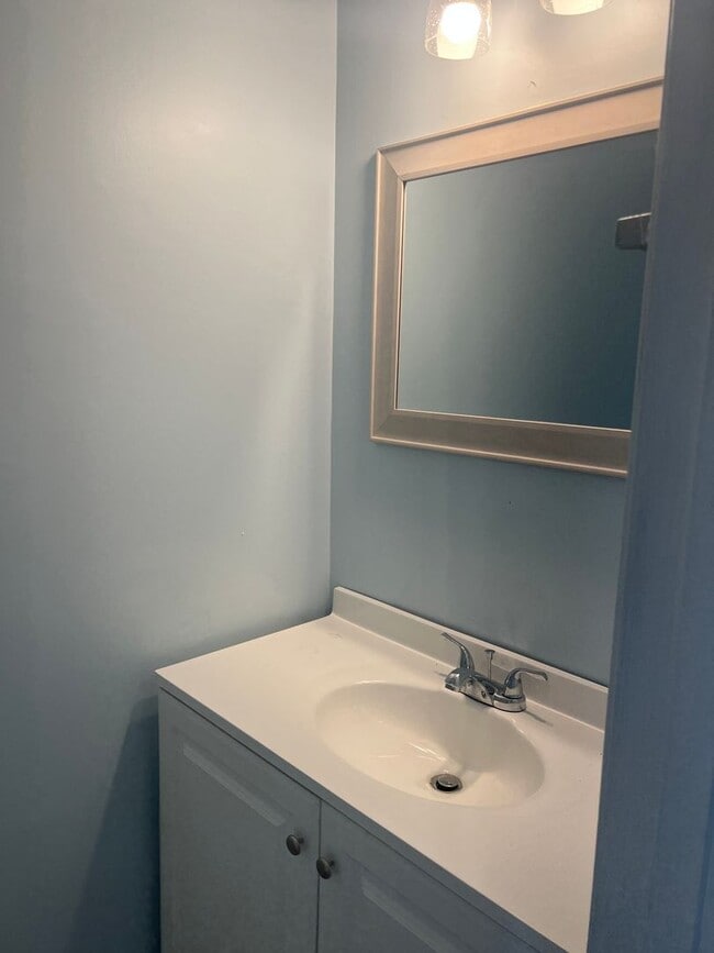 Building Photo - UPDATED 2 BEDROOM TOWNHOUSE WITH COMMUNITY POOL