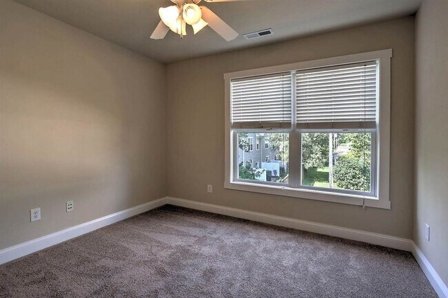 Building Photo - 348 Marquette Ct