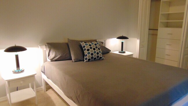 Building Photo - 2BR/2BA Lake View Condo in Heritage Oaks Golf & Country Club