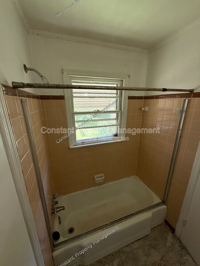 Building Photo - 3069 Somerset Dr