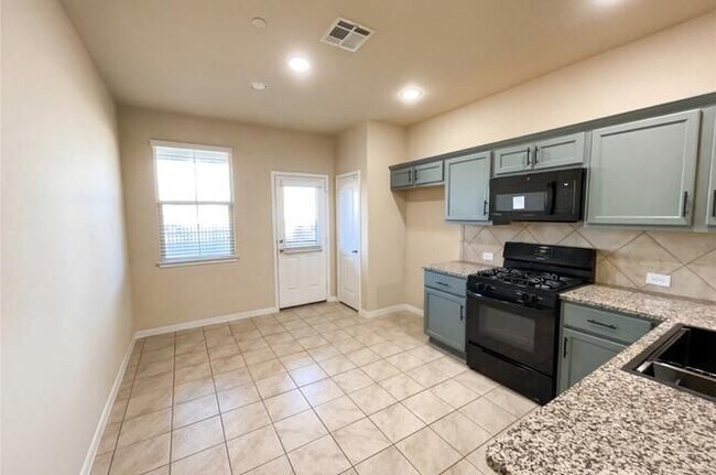 Building Photo - 2880 Donnell Dr