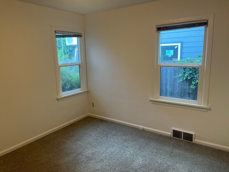 bedroom 2 - 13-15 SW Bancroft St