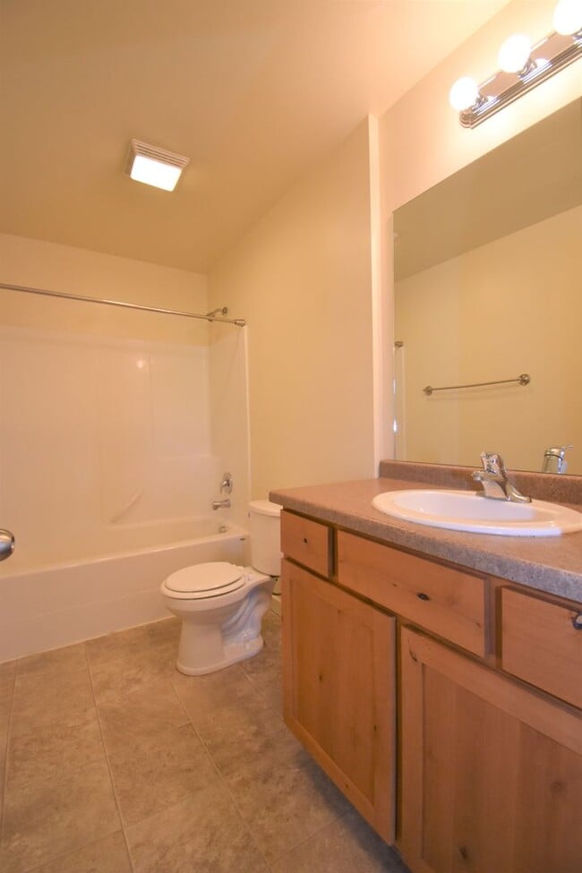 Building Photo - 807 W Villard St