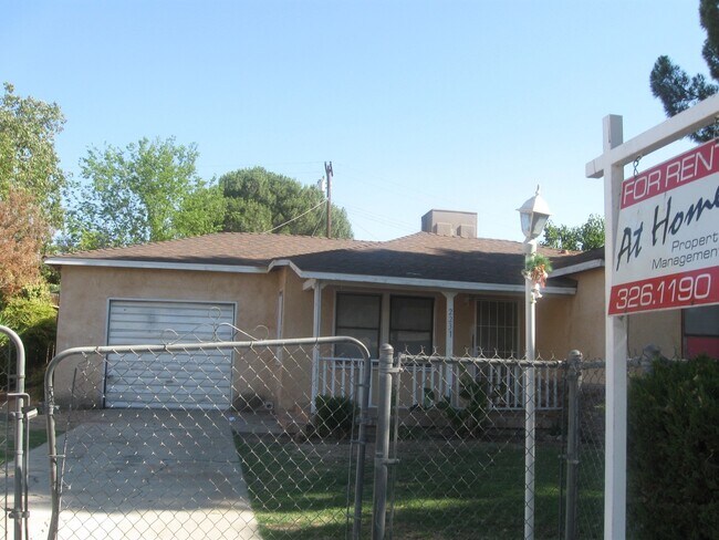 Building Photo - East Bakersfield Home - Newly Remodeled!