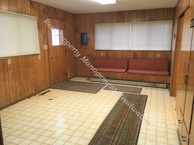 Building Photo - 4 Bedroom 2 Bath Farm House for Rent