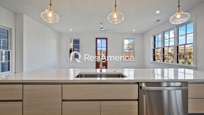 Building Photo - 2024 Construction - Modern 4 bedroom home in Downtown Memphis!!