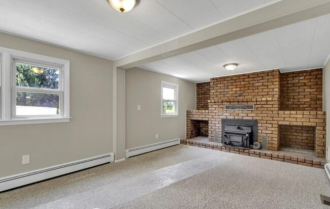 Building Photo - Coming Soon! 3 Bedroom 1.5 Bath Home in Fa...