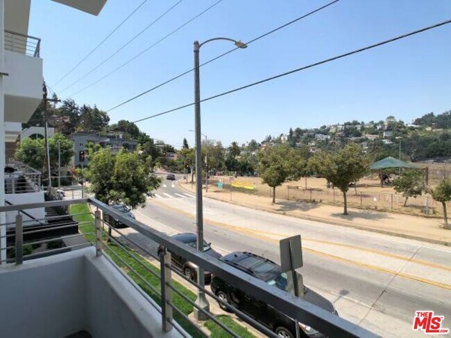 Building Photo - 1900 W Silver Lake Dr