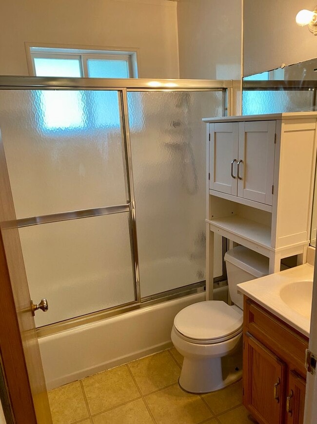 Building Photo - Available for 2026-2027 Fall Pre-Leasing! Charming 3 Bedroom House, conveniently located close to...