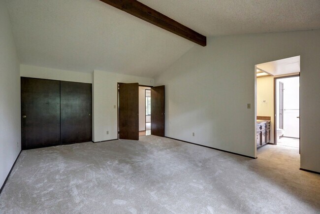 Building Photo - Spacious 4BR 2.75BA Tri-level home in quie...